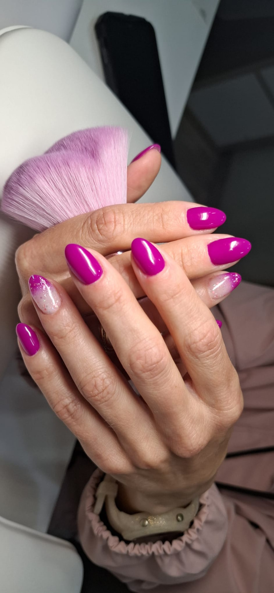 Manicure magenta com degradê de glitter