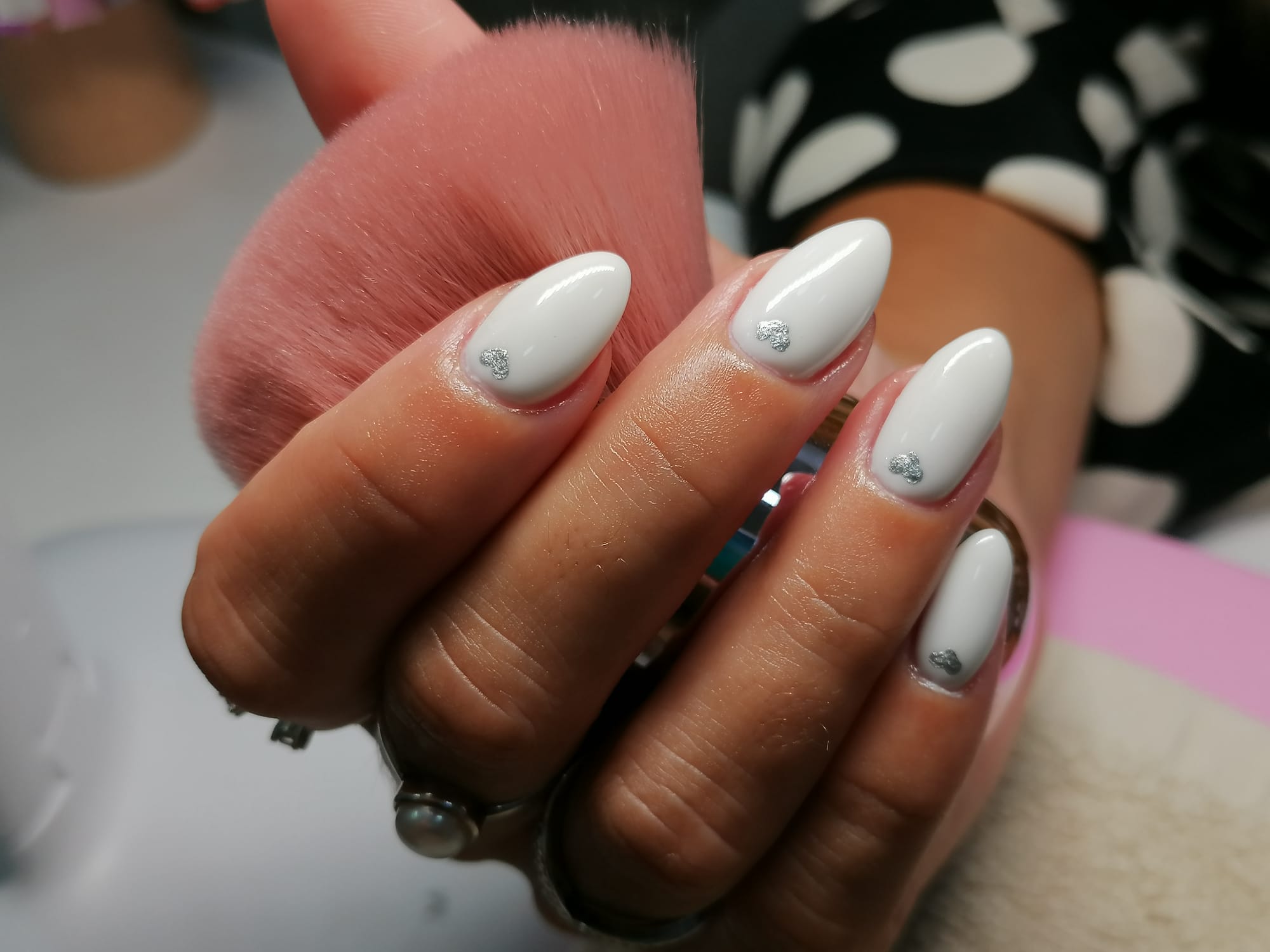 Manicure branca com pequenos corações prateados