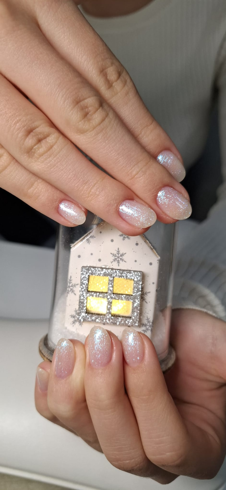 Manicure rosa com brilho iridescente
