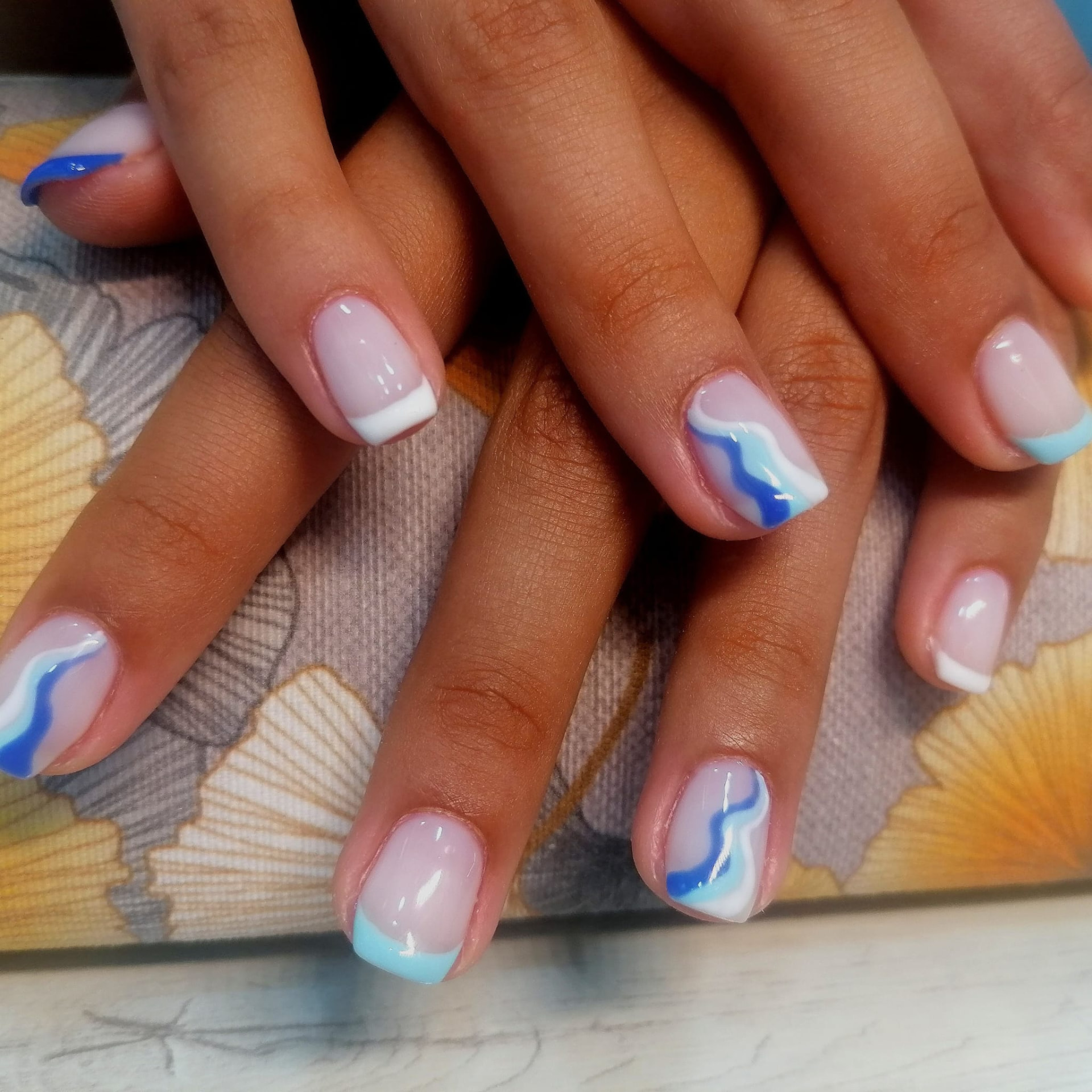 Manicure com ondas em tons de azul