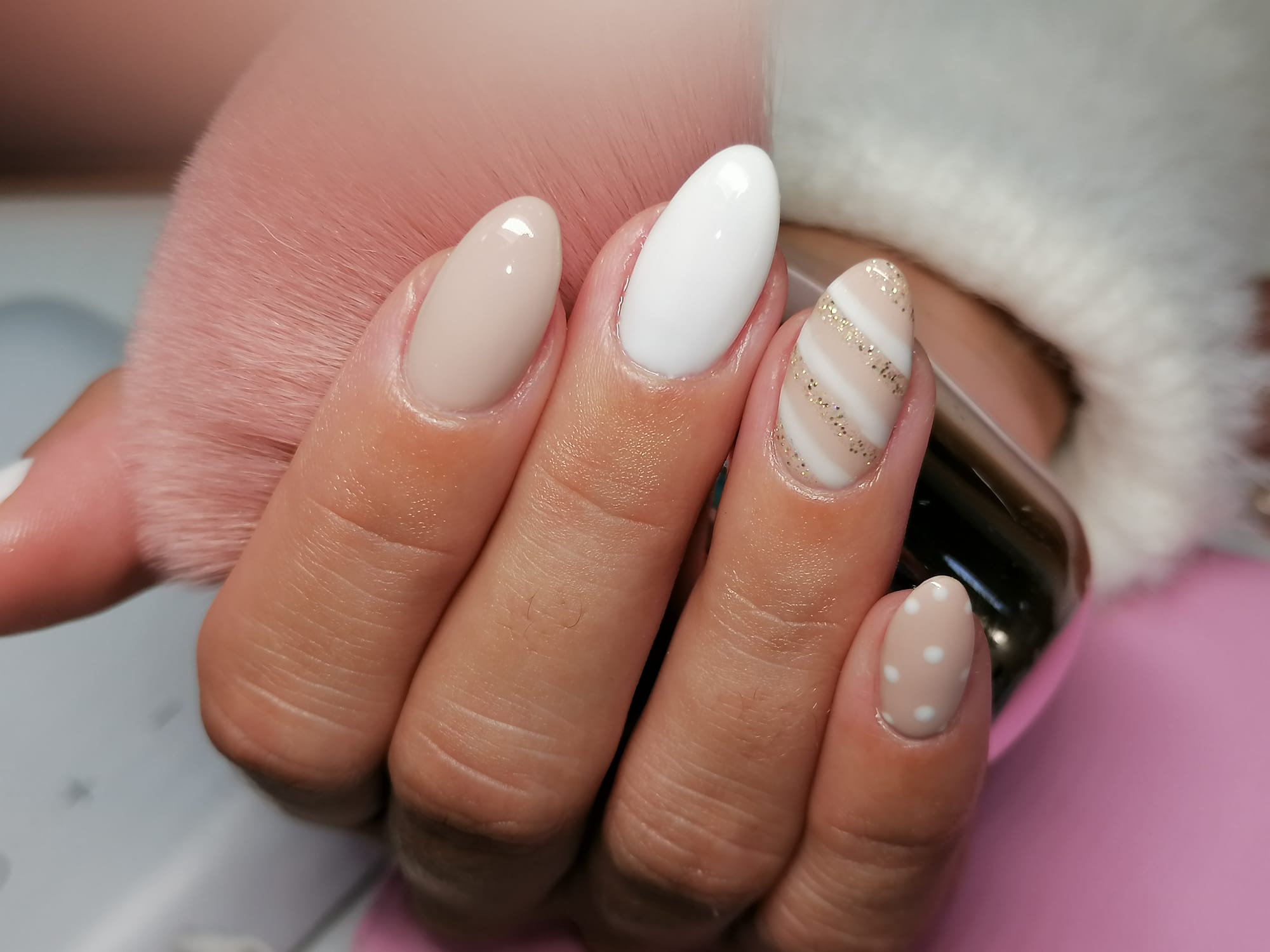 Manicure branca e nude com linhas douradas