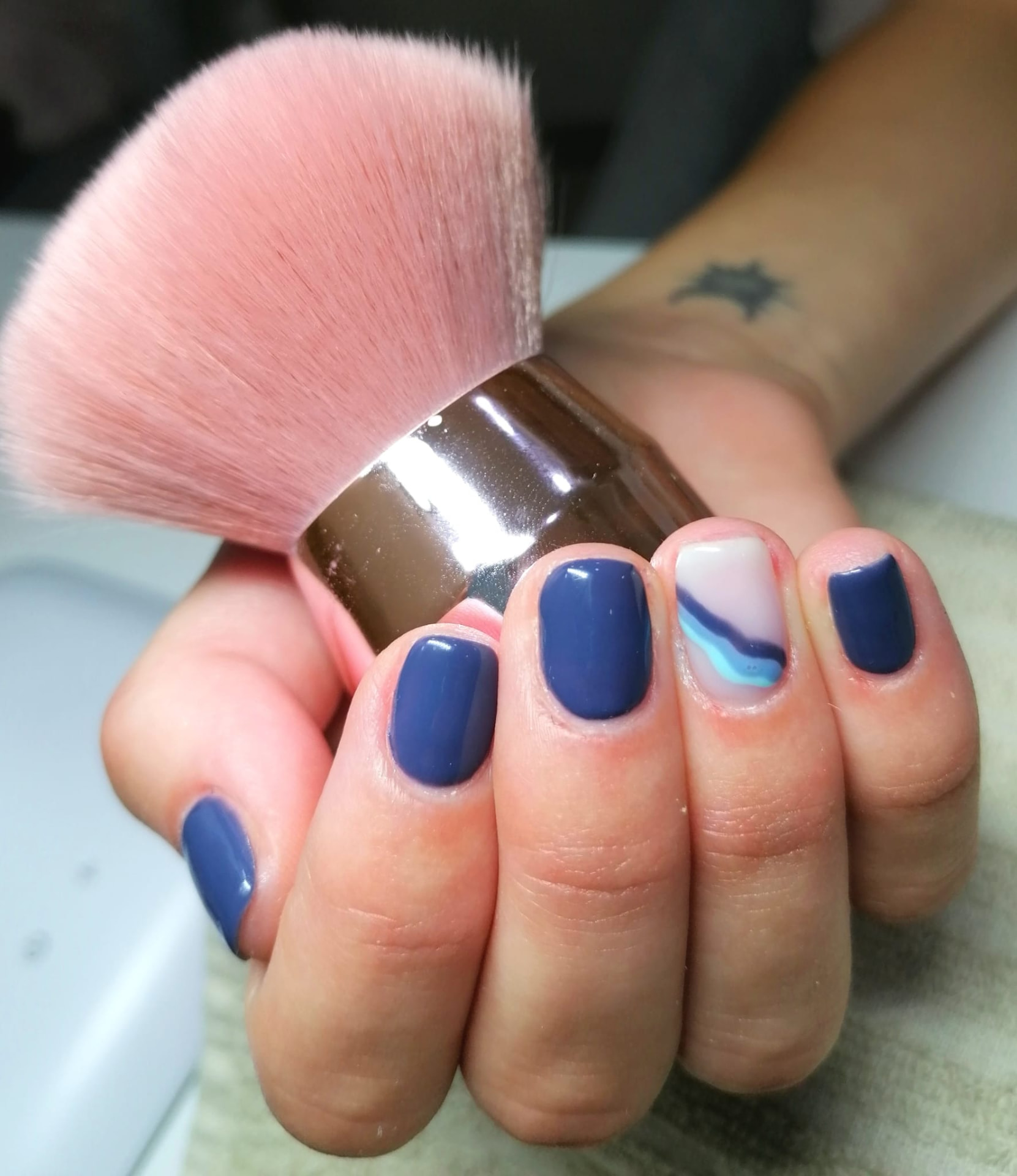 Manicure azul com detalhe ondulado em tons claros