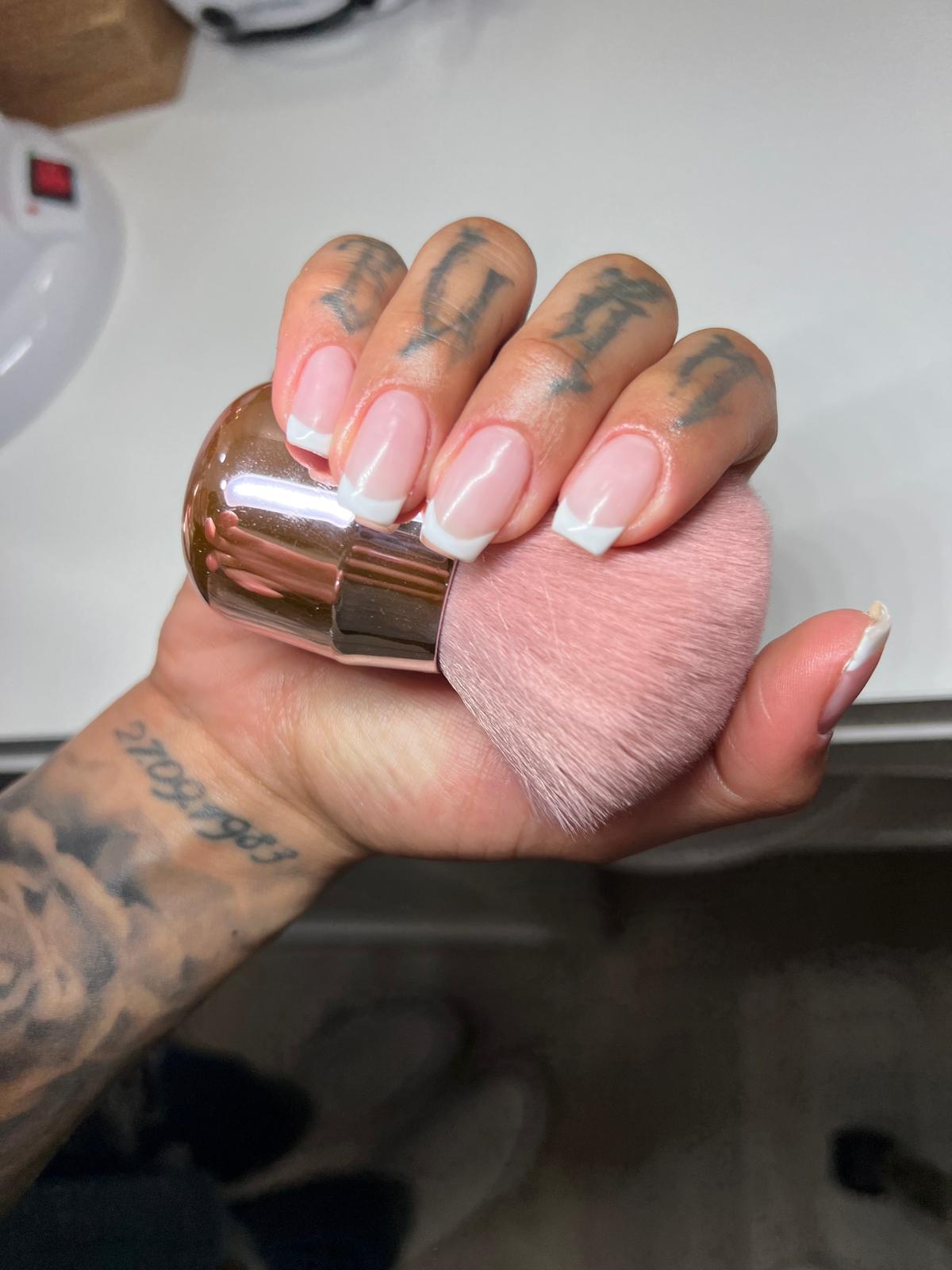 Manicure francesa clássica com acabamento natural