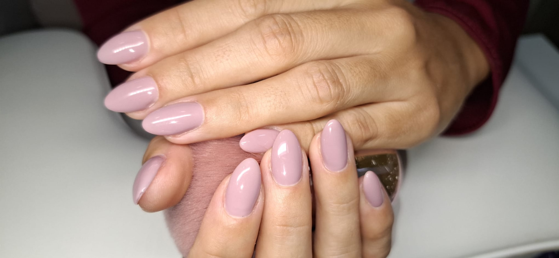 Manicure malva com acabamento brilhante