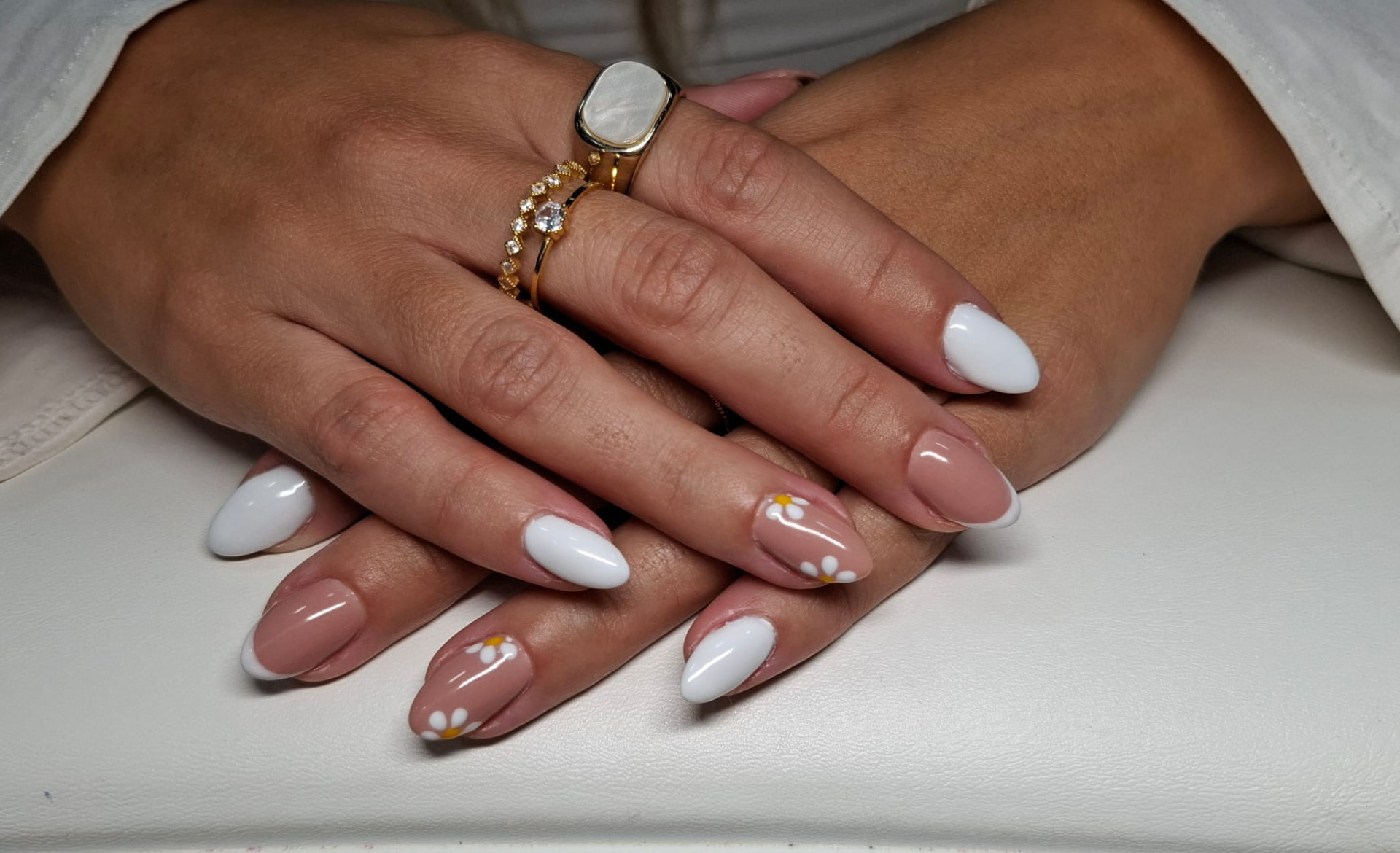 Manicure amêndoa com flores e pontas francesas em branco e nude rosado