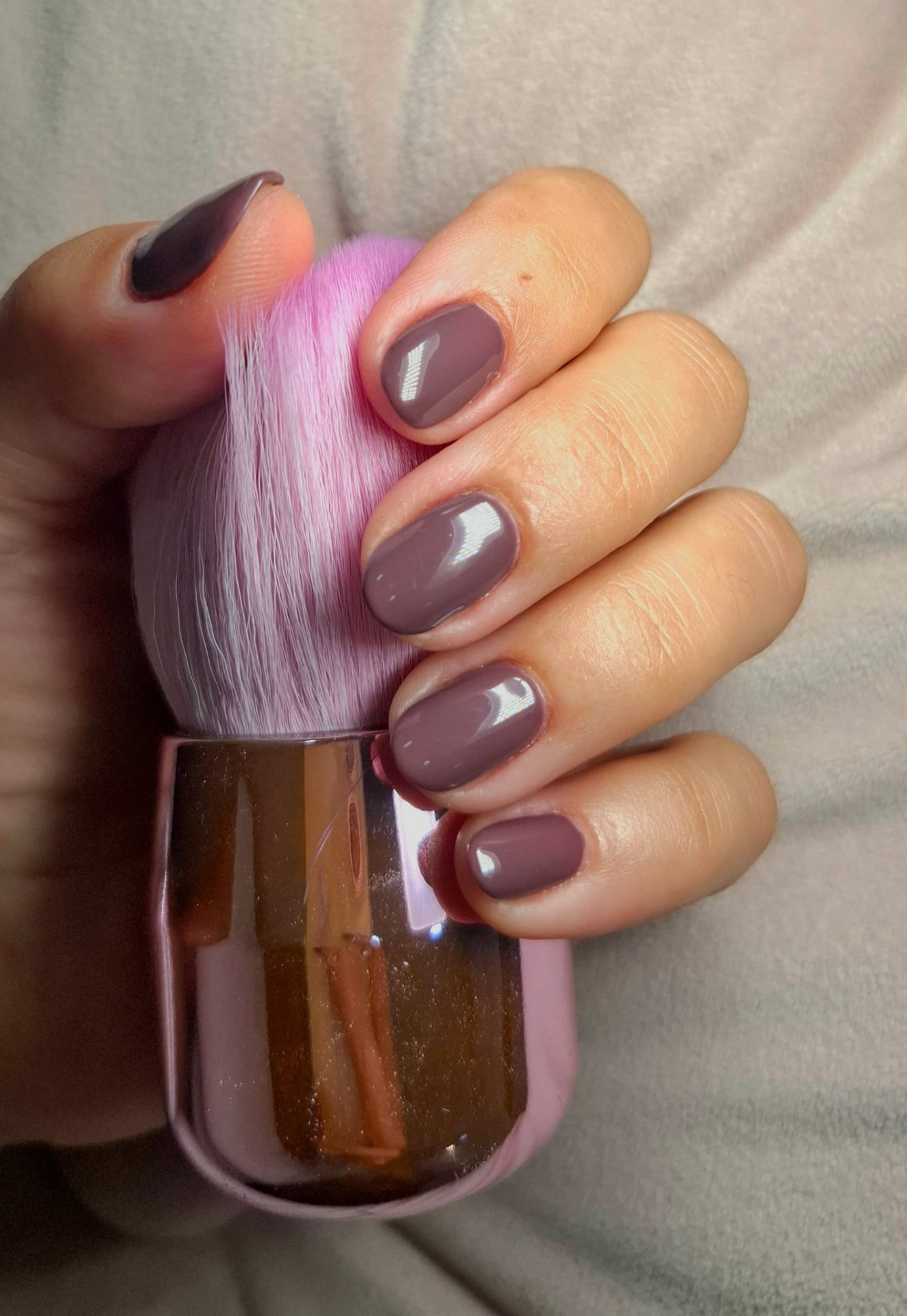 Manicure malva brilhante com acabamento minimalista