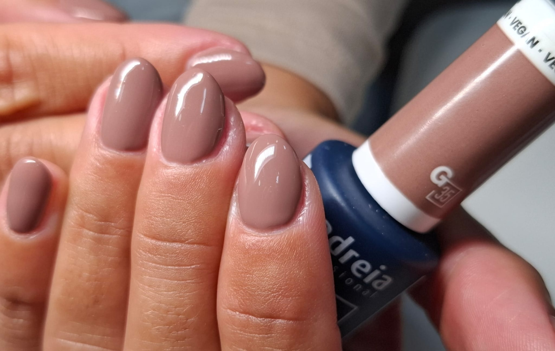 Manicure nude acastanhado com acabamento brilhante