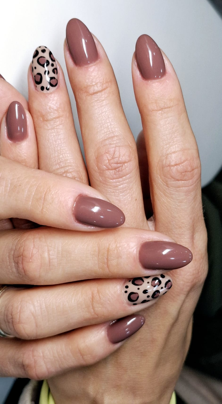 Manicure taupe com filha única em estampa de leopardo