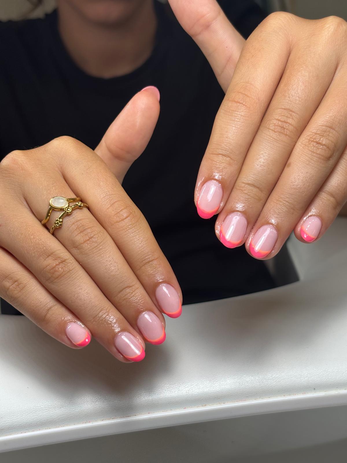 Manicure francesa com pontas neon rosa e laranja