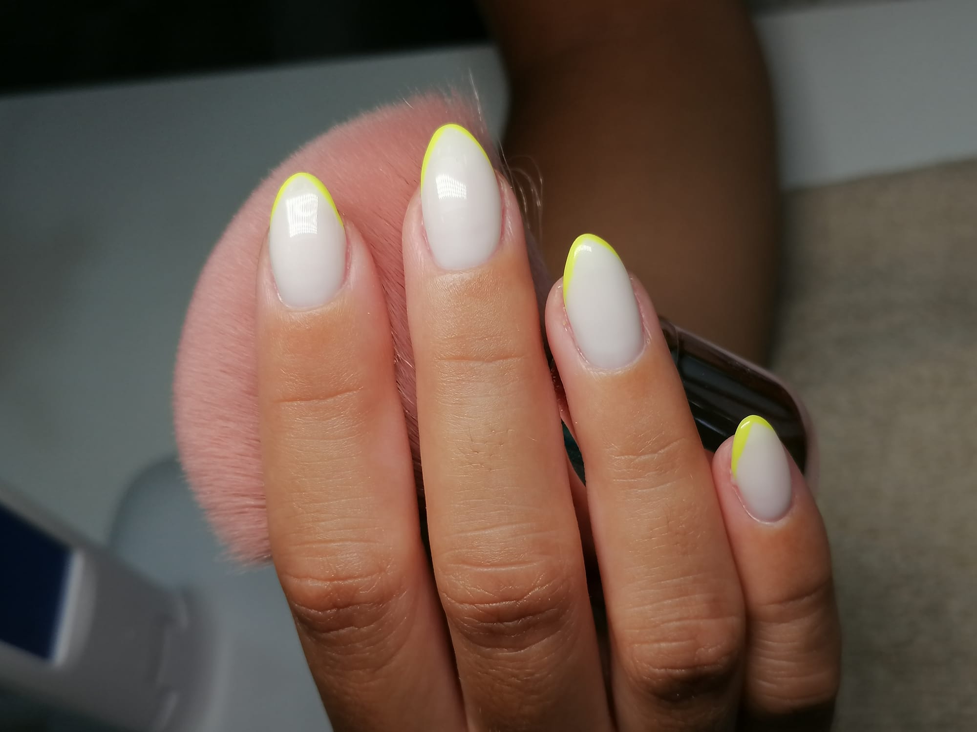 Manicure francesa com ponta amarelo néon