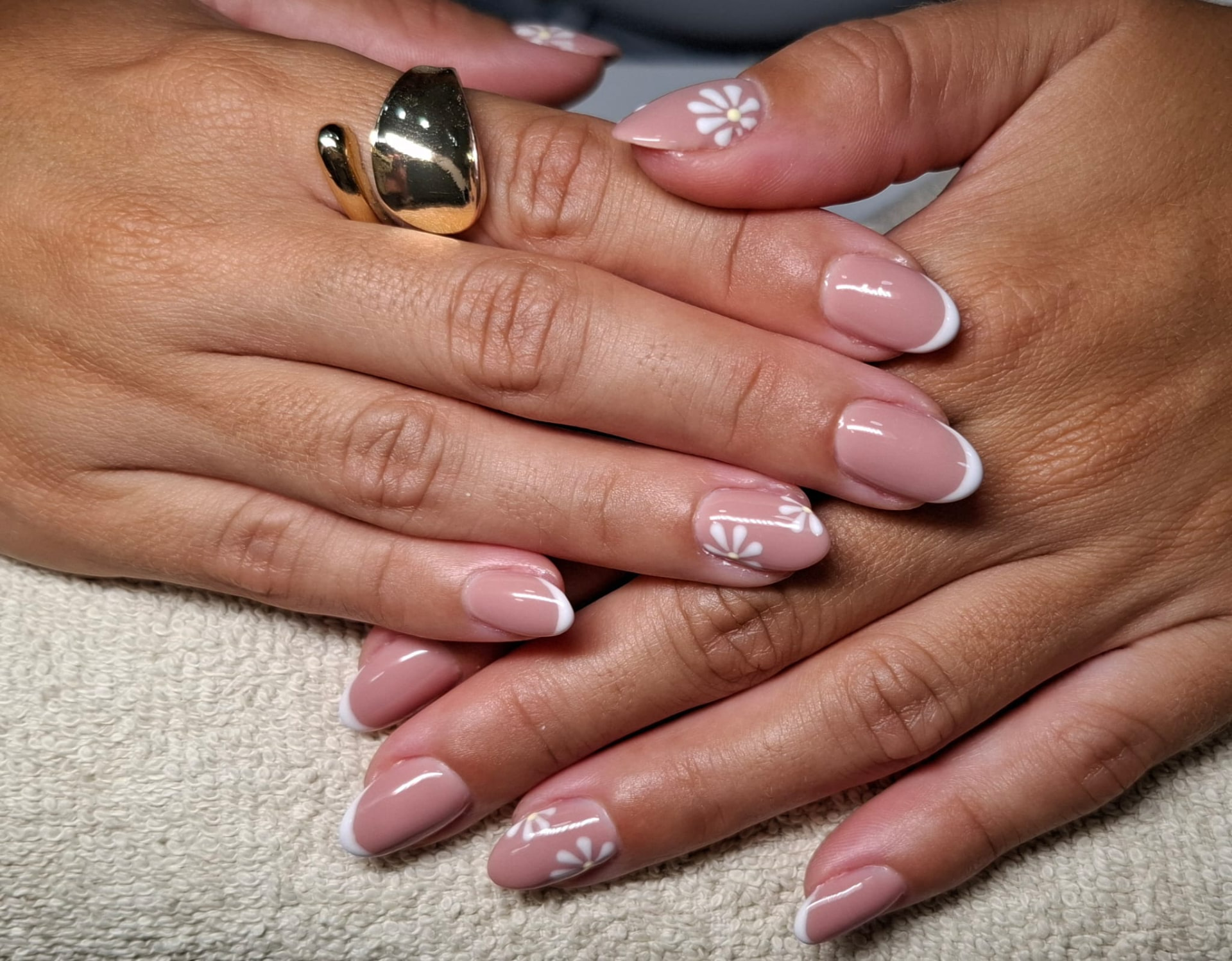 Manicure francesa branca com flores delicadas
