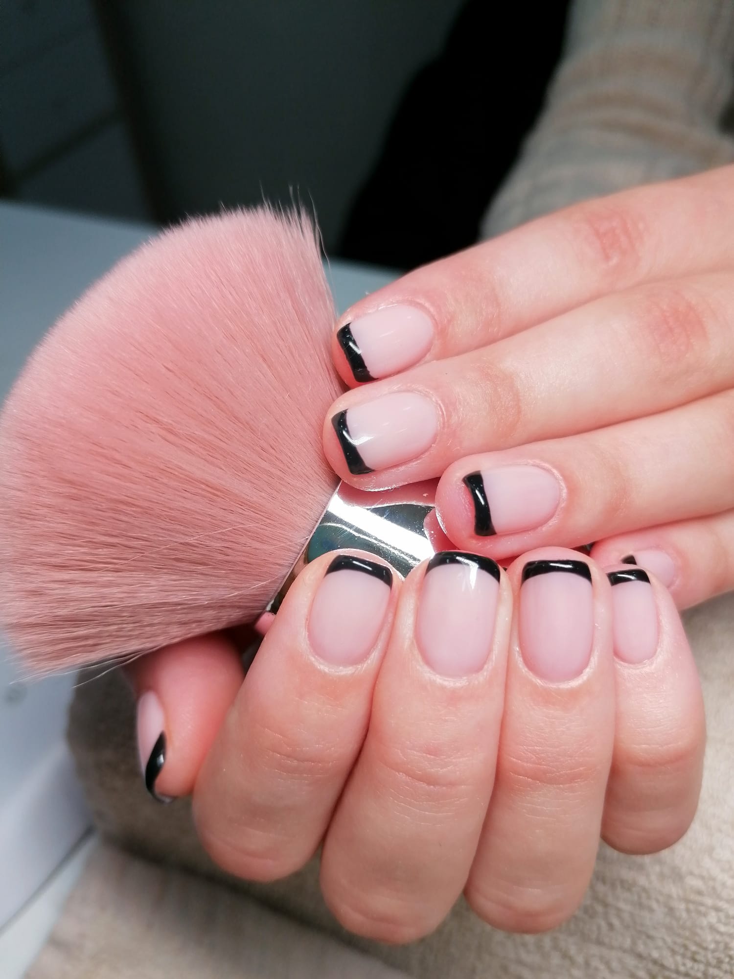 Manicure francesa preta com acabamento brilhante