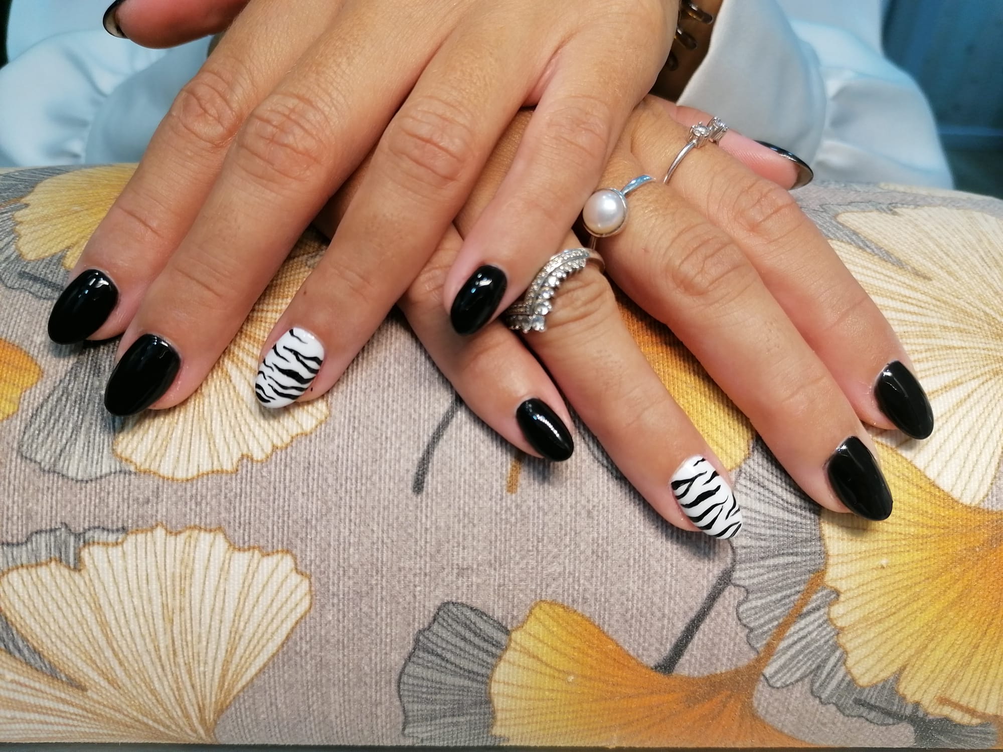Manicure preta com apontamentos de padrão zebra