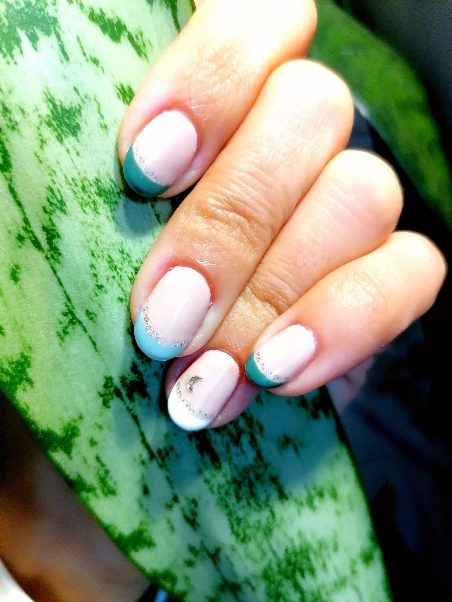 Manicure francesa em verde com detalhe prateado
