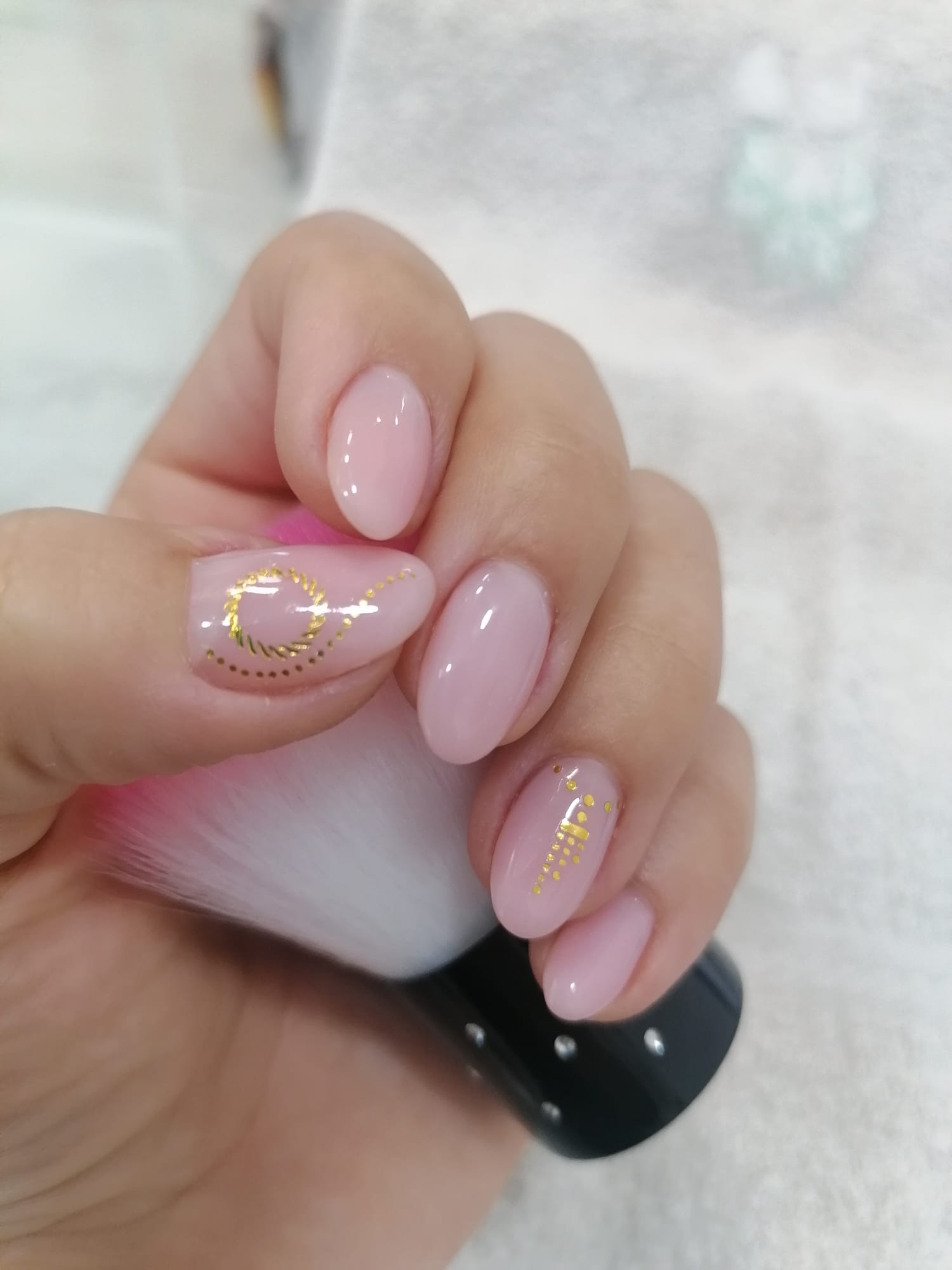 Manicure rosa com detalhes dourados