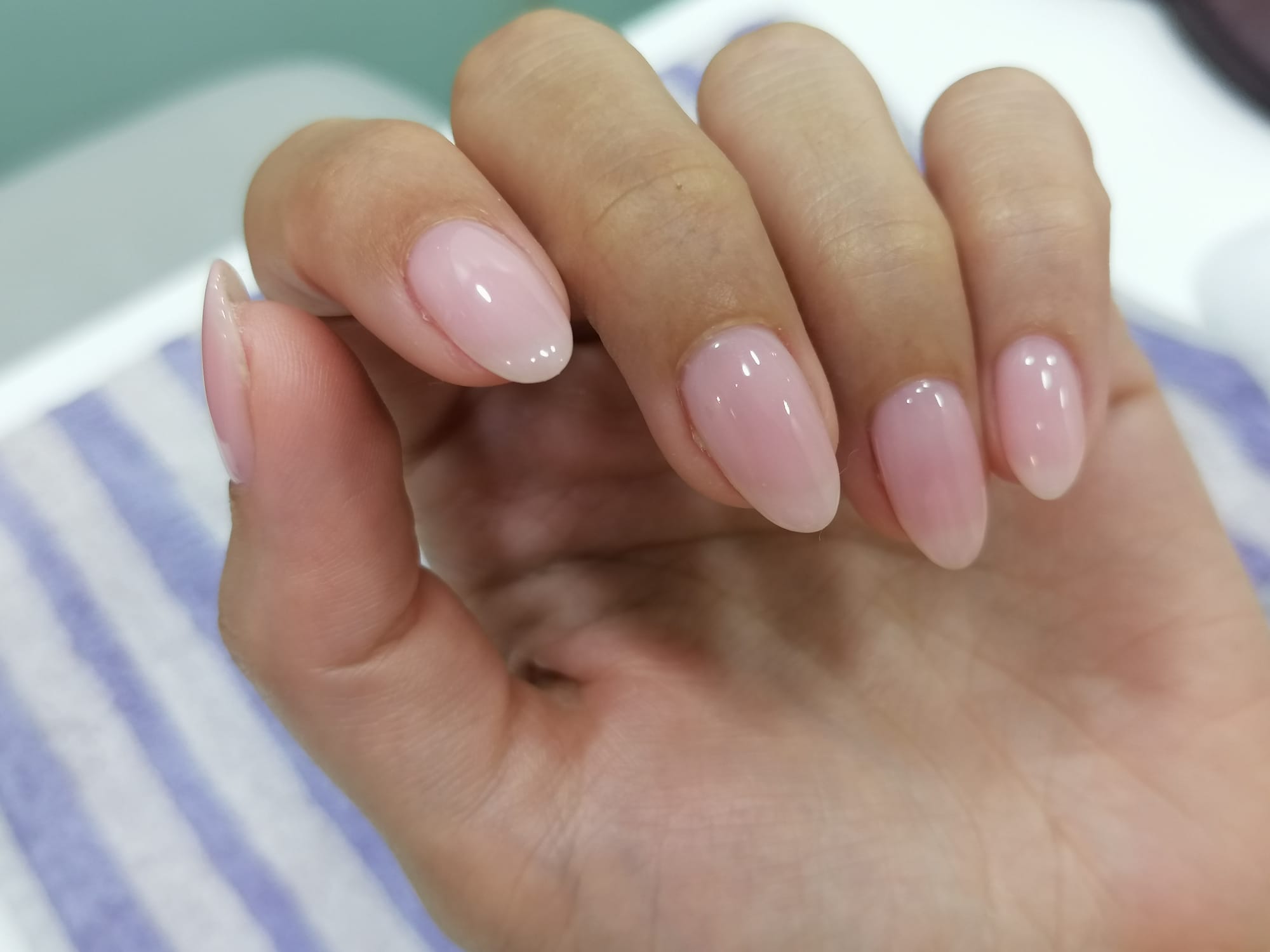 Manicure rosa natural em formato amendoado