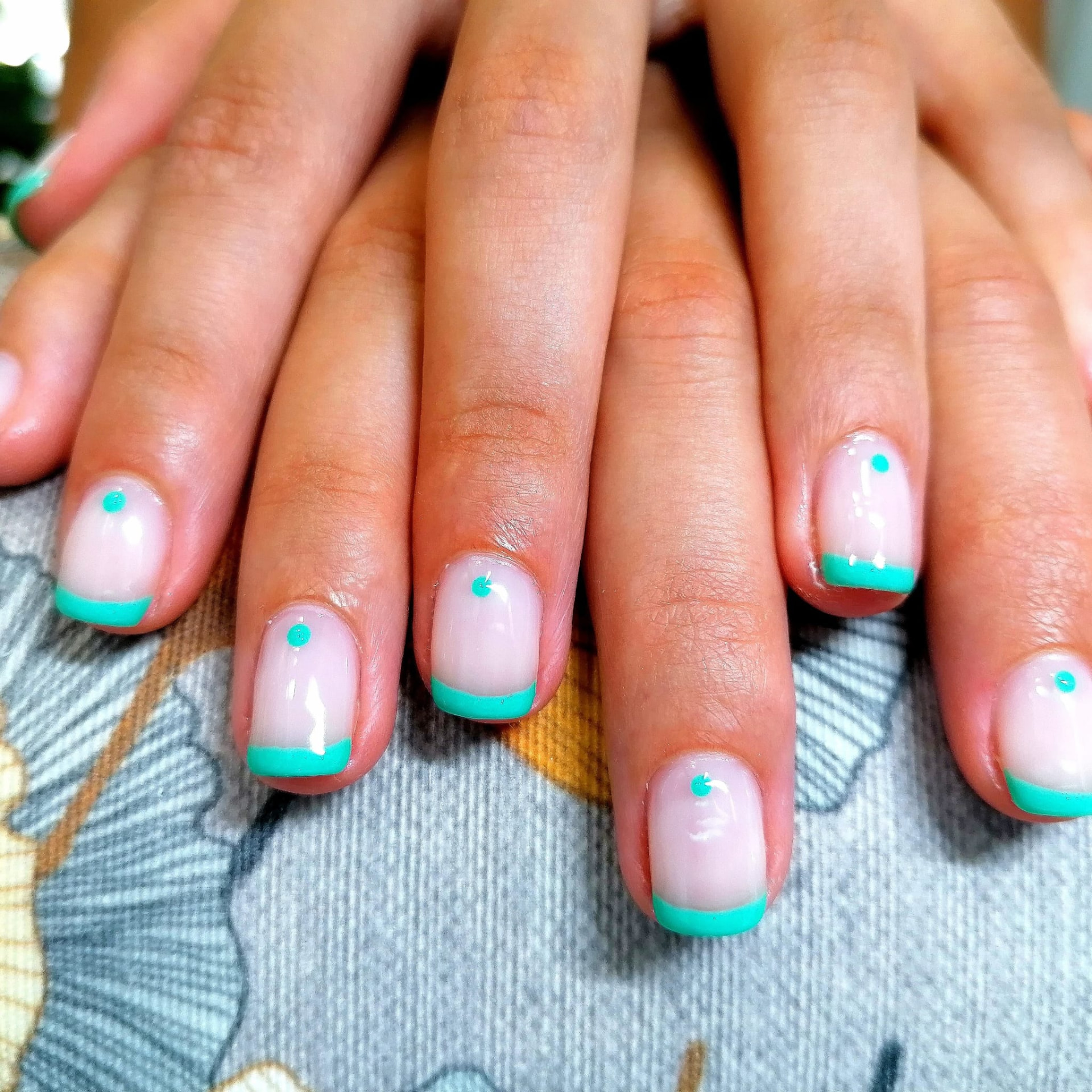 Manicure francesa em verde-água