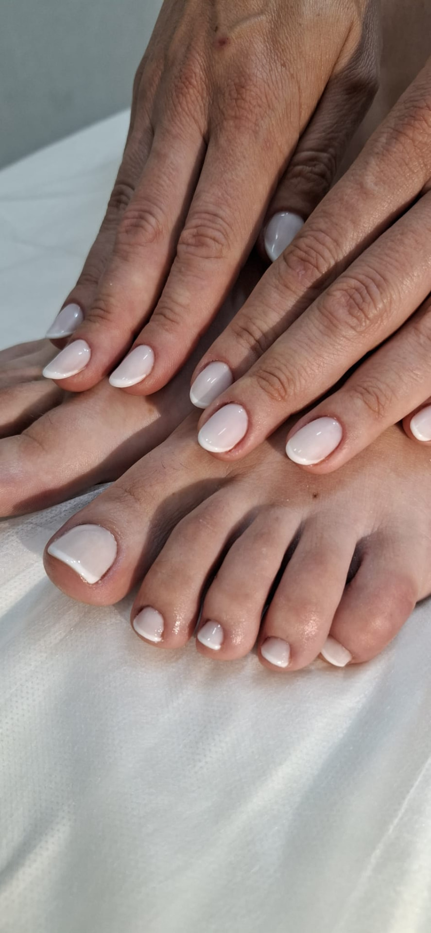 Manicure francesa em branco leitoso nas mãos e pés