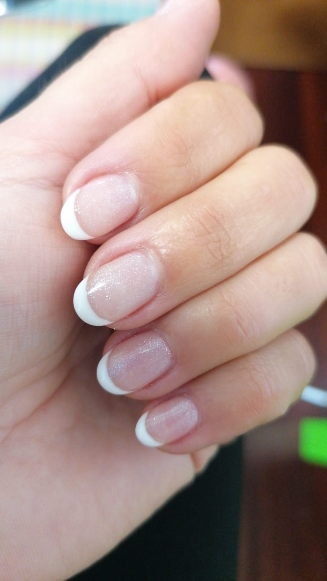 Manicure francesa com acabamento delicado