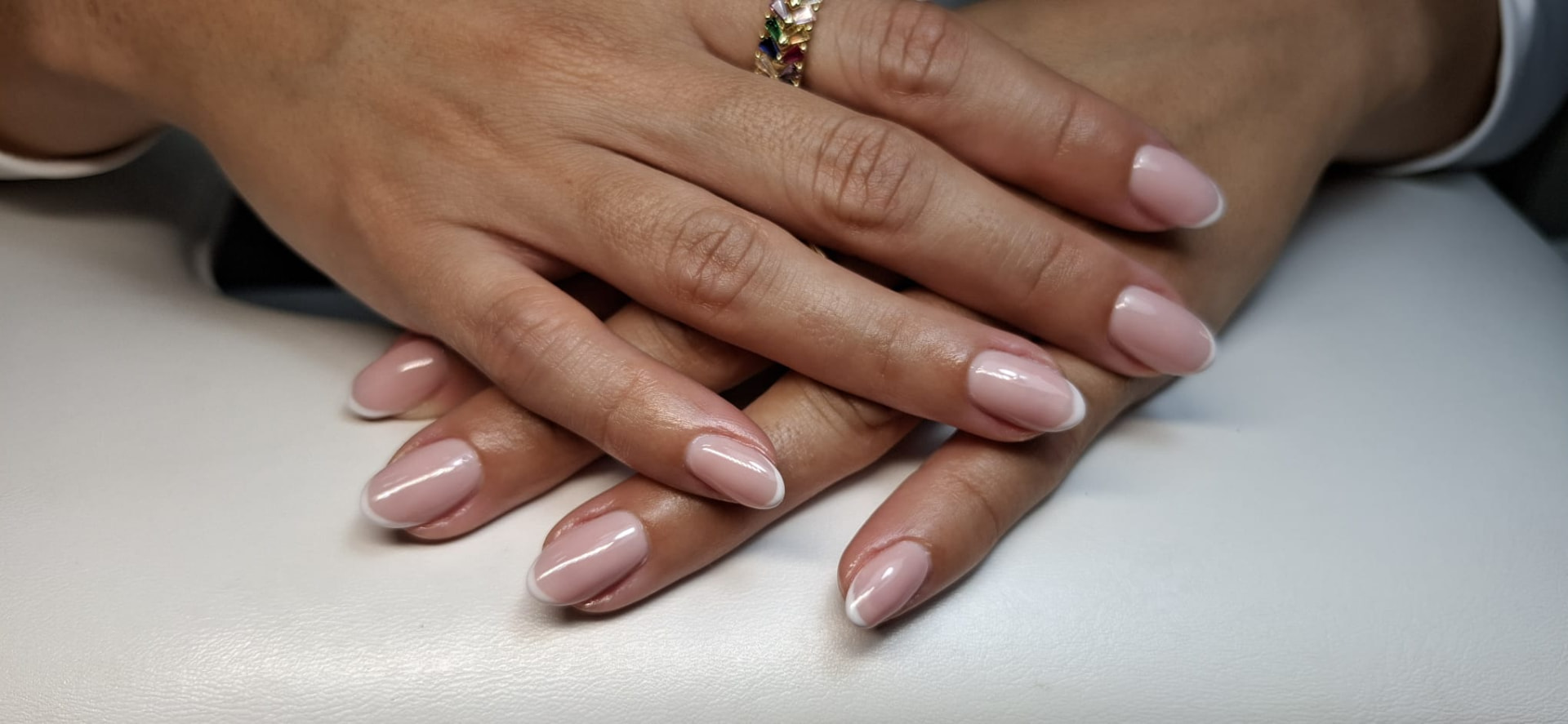 Manicure francesa em rosa claro com formato ovalado