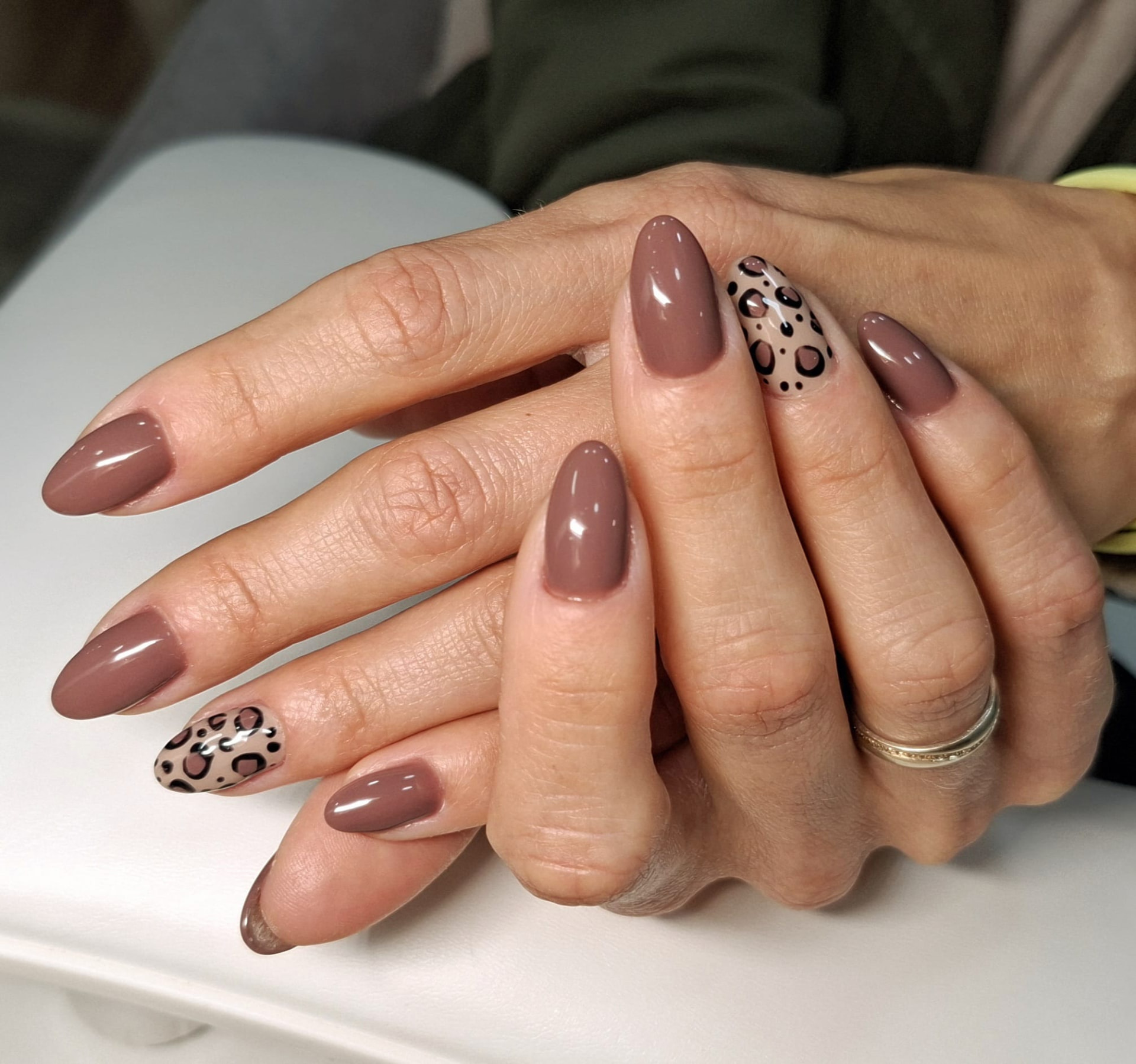 Manicure taupe brilhante com destaque em estampa de leopardo