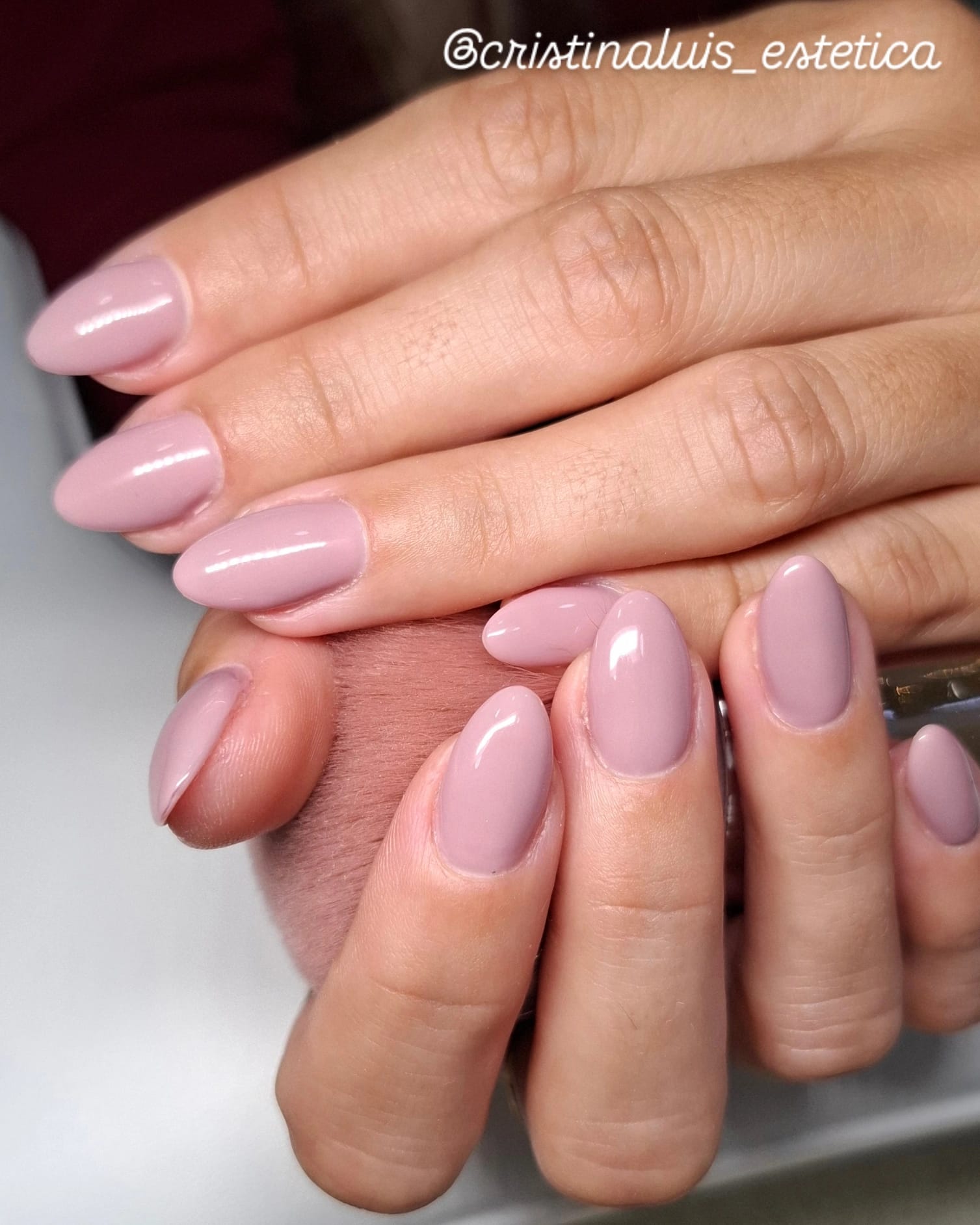 Manicure rosa suave com acabamento brilhante