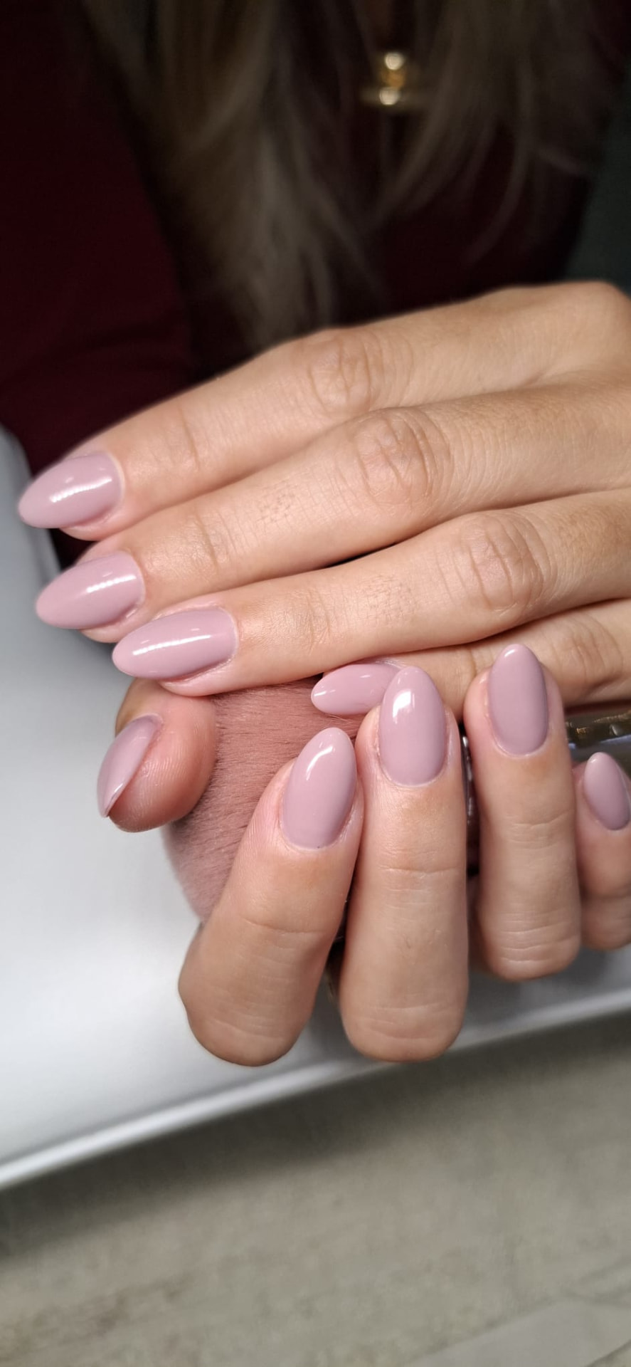 Manicure rosa-mauve com acabamento brilhante minimalista