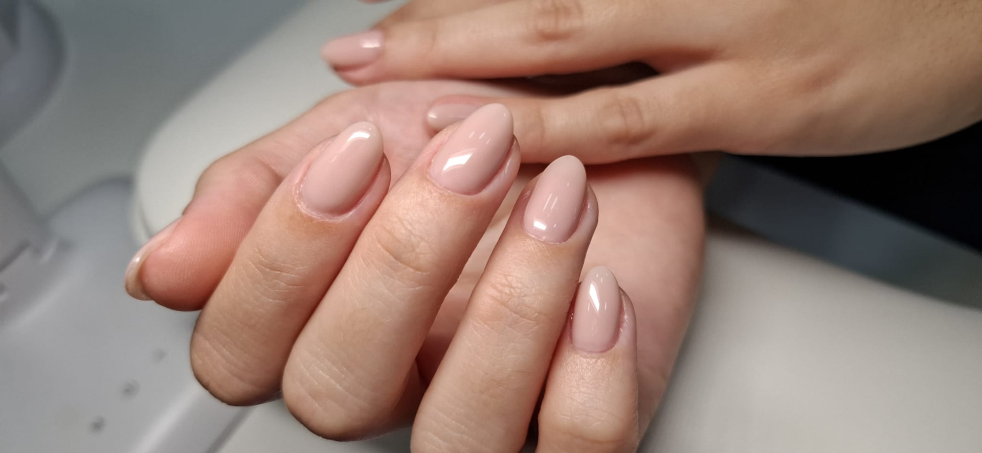Manicure nude rosada minimalista