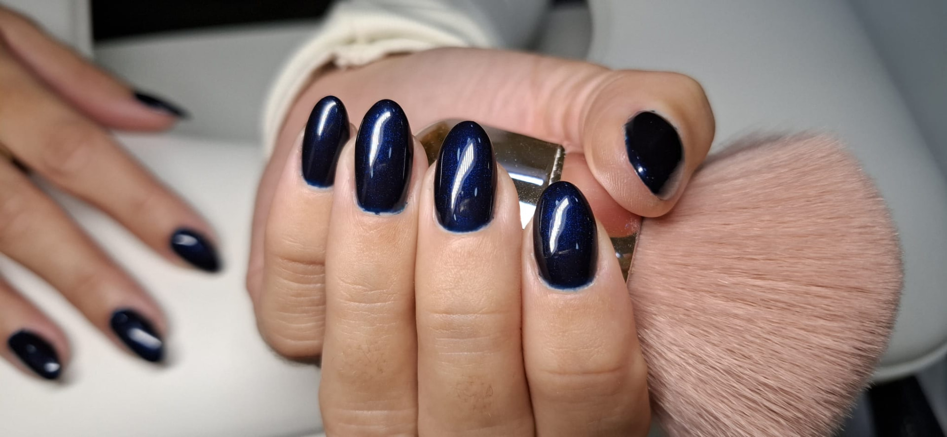 Manicure azul-noite com brilho subtil