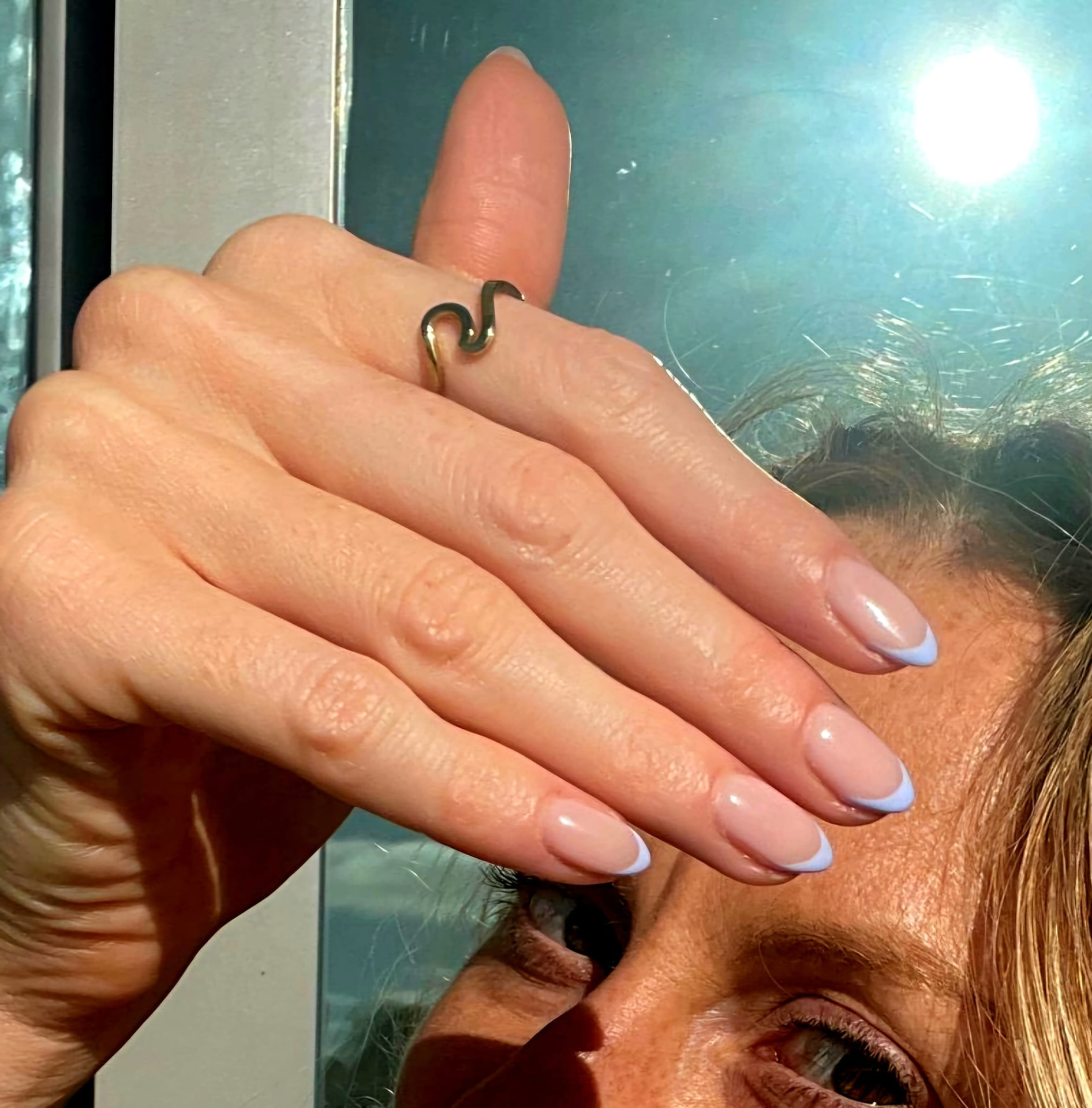 Manicure francesa delicada em azul-claro